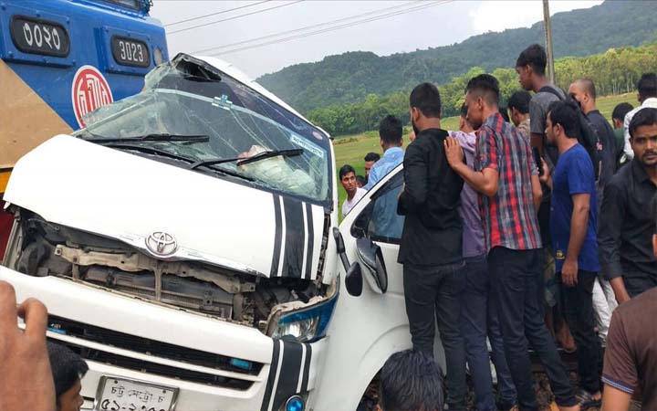 চট্টগ্রামে মাইক্রোবাসে ট্রেনের ধাক্কা, নিহত ১১